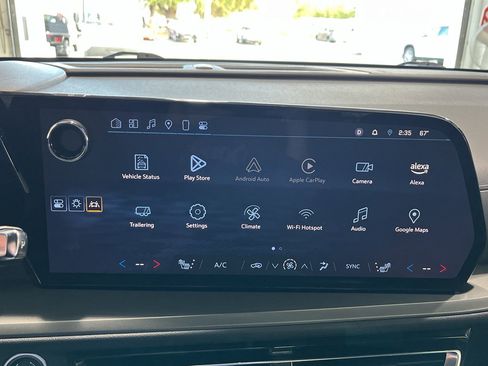 Used 2025 Chevrolet Traverse LT image 16