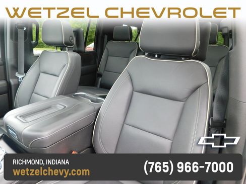 Used 2023 Chevrolet Suburban Premier w/ Advanced Technology Package AWD/4WD image 17