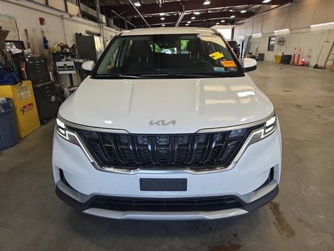 Used 2024 Kia Carnival LX FWD image 3