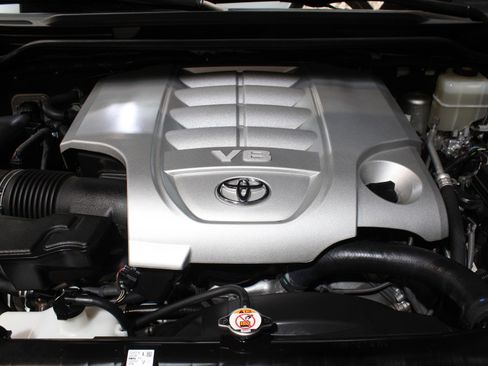 Used 2019 Toyota Land Cruiser w/ Four Season Floor Mat Package image 23