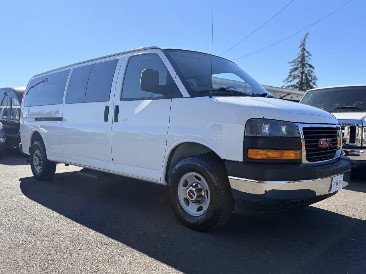 Used 2008 GMC Savana 3500 Extended Passenger w/ LT Preferred Equipment Group RWD image 3