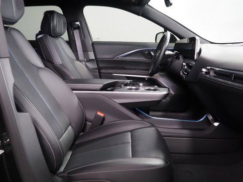 Used 2025 Cadillac Lyriq Luxury image 15