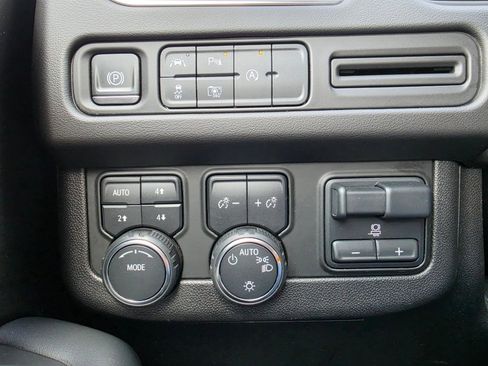 Used 2023 Chevrolet Tahoe LT w/ Luxury Package AWD/4WD image 13