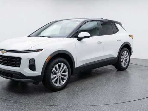 Used 2025 Chevrolet Equinox LT image 3