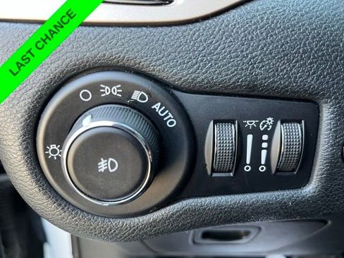Used 2018 Jeep Cherokee Limited FWD image 15