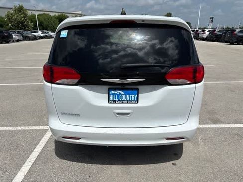 Used 2023 Chrysler Voyager LX FWD image 4