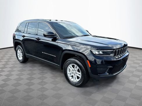 Used 2025 Jeep Grand Cherokee Laredo RWD image 4