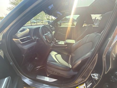 Used 2022 Toyota Highlander XSE FWD image 5