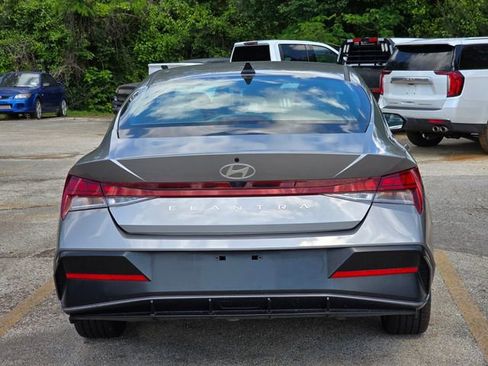 Used 2025 Hyundai Elantra SEL FWD image 8