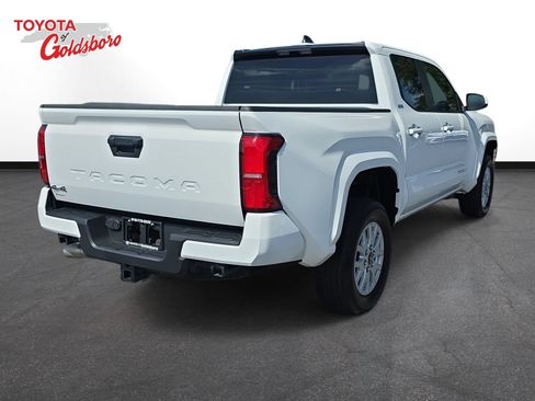 Used 2025 Toyota Tacoma SR5 AWD/4WD image 5