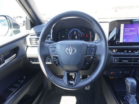 Used 2025 Toyota Camry SE FWD image 14
