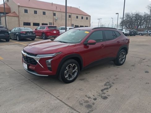 Used 2025 Chevrolet Trax LT w/ LT Convenience Package image 4