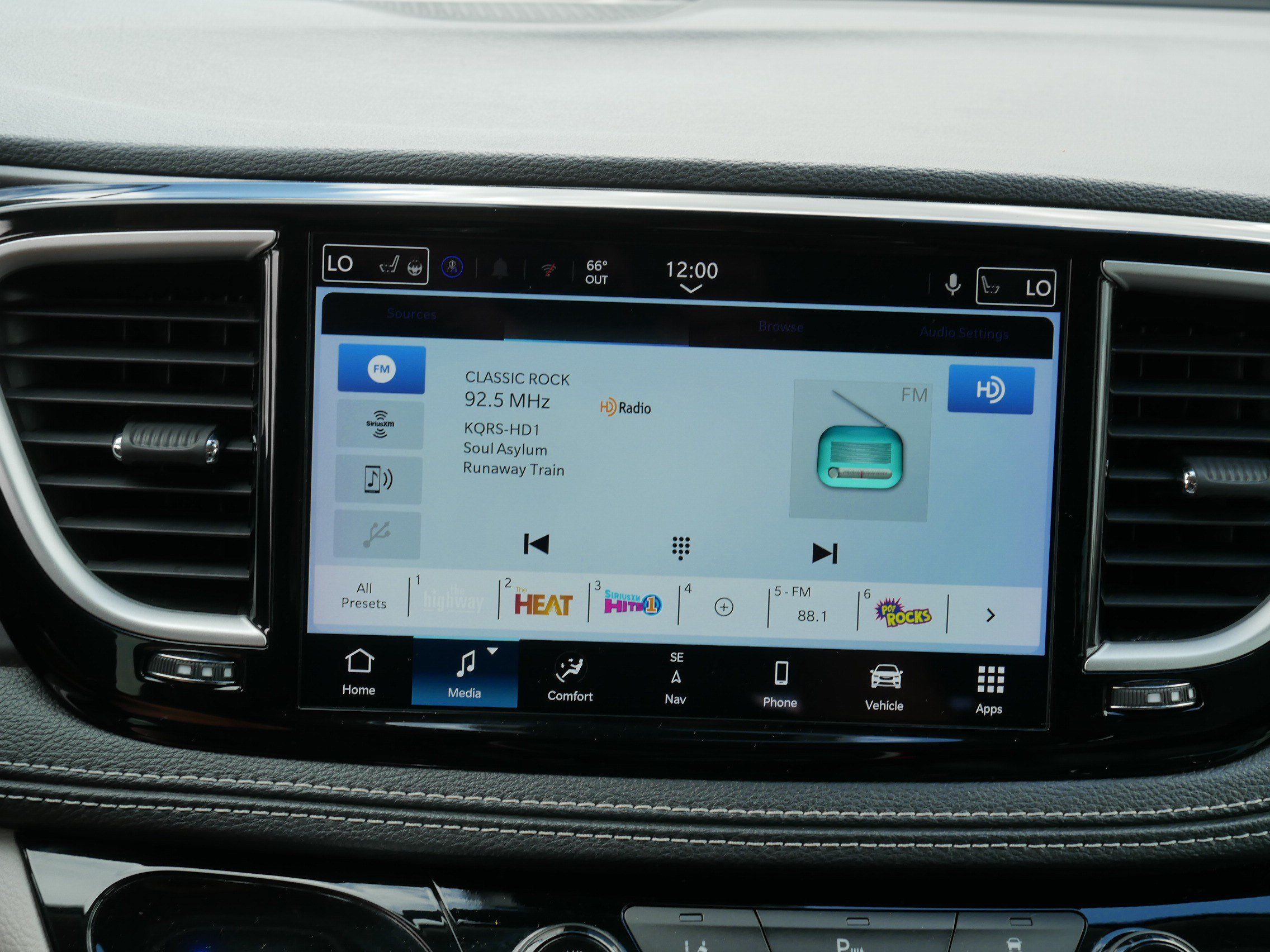 Used 2024 Chrysler Pacifica Limited FWD image 22