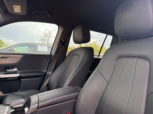 Used 2022 Mercedes-Benz GLB 250 4MATIC image 2