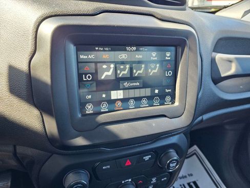 Used 2018 Jeep Renegade Limited image 33