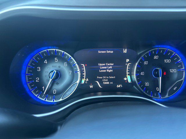 Used 2023 Chrysler Pacifica Touring-L FWD image 14