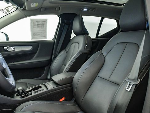 Certified 2025 Volvo XC40 B5 Core w/ Protection Package Premier image 20