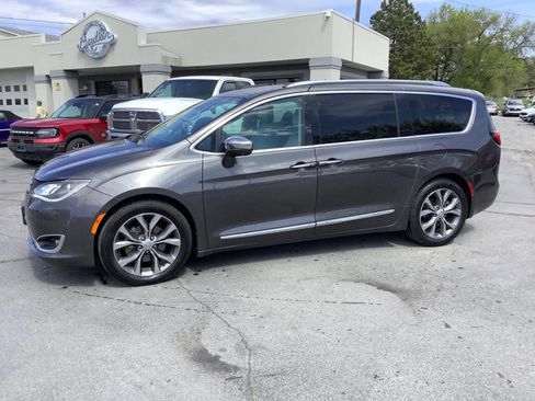 Used 2017 Chrysler Pacifica Limited FWD image 19