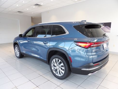 Used 2025 Buick Enclave Preferred w/ Power Package image 6