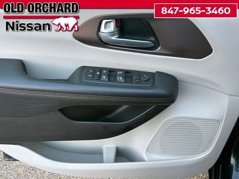 Used 2017 Chrysler Pacifica Touring image 13