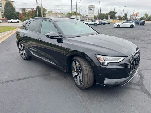 Used 2022 Audi e-tron Premium Plus image 4