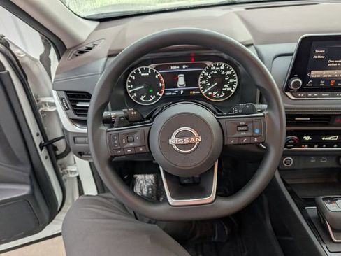 Used 2023 Nissan Rogue SV image 10