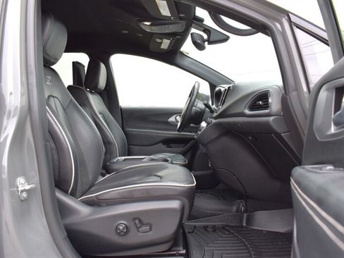Used 2020 Chrysler Pacifica Limited w/ S Appearance Package FWD image 35