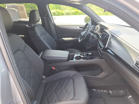 Used 2025 Volkswagen Atlas Cross Sport SE FWD image 10