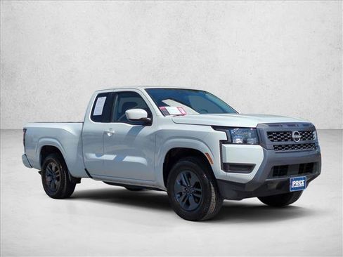 Used 2025 Nissan Frontier SV image 3