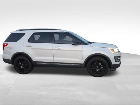 Used 2016 Ford Explorer XLT w/ Equipment Group 202A AWD/4WD image 8