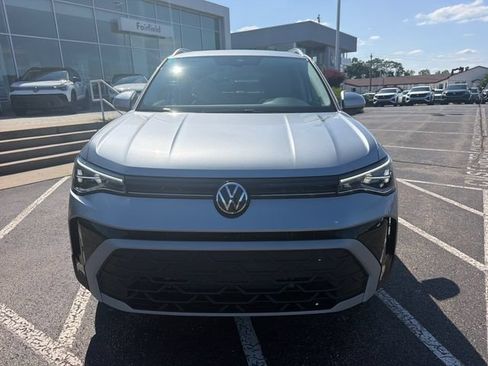 Certified 2025 Volkswagen Taos SE w/ Panoramic Sunroof Package AWD/4WD image 10