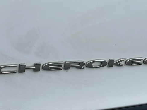 Used 2020 Jeep Cherokee Latitude Plus w/ Cold Weather Group image 28