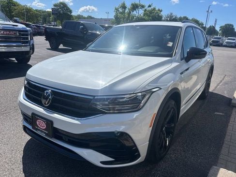 Used 2023 Volkswagen Tiguan SE R-Line AWD/4WD image 4