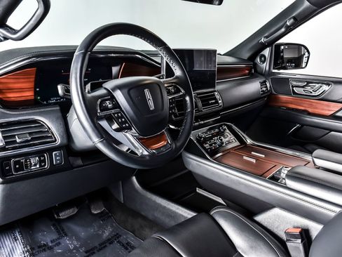 Used 2024 Lincoln Navigator Premiere AWD/4WD image 17