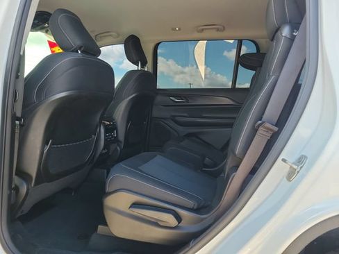 Used 2023 Jeep Grand Cherokee L Laredo RWD image 11