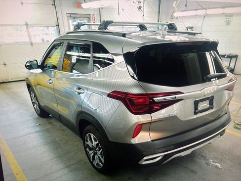 Used 2022 Kia Seltos EX image 3