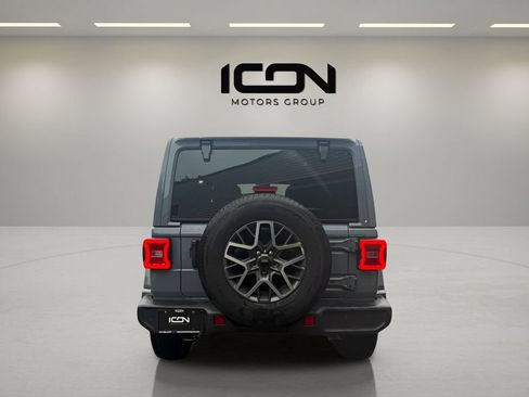 Used 2024 Jeep Wrangler Unlimited Sahara w/ Dual Top Group AWD/4WD image 4