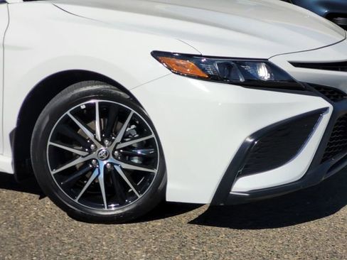 Used 2024 Toyota Camry SE image 6