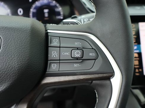 Used 2026 Jeep Grand Cherokee Limited AWD/4WD image 17