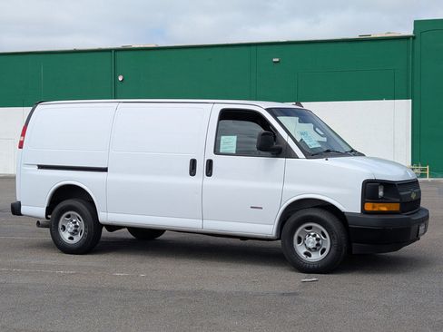 Used 2017 Chevrolet Express 3500 image 1