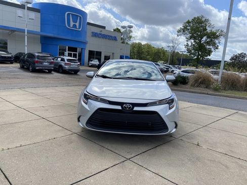 Used 2025 Toyota Corolla LE image 3