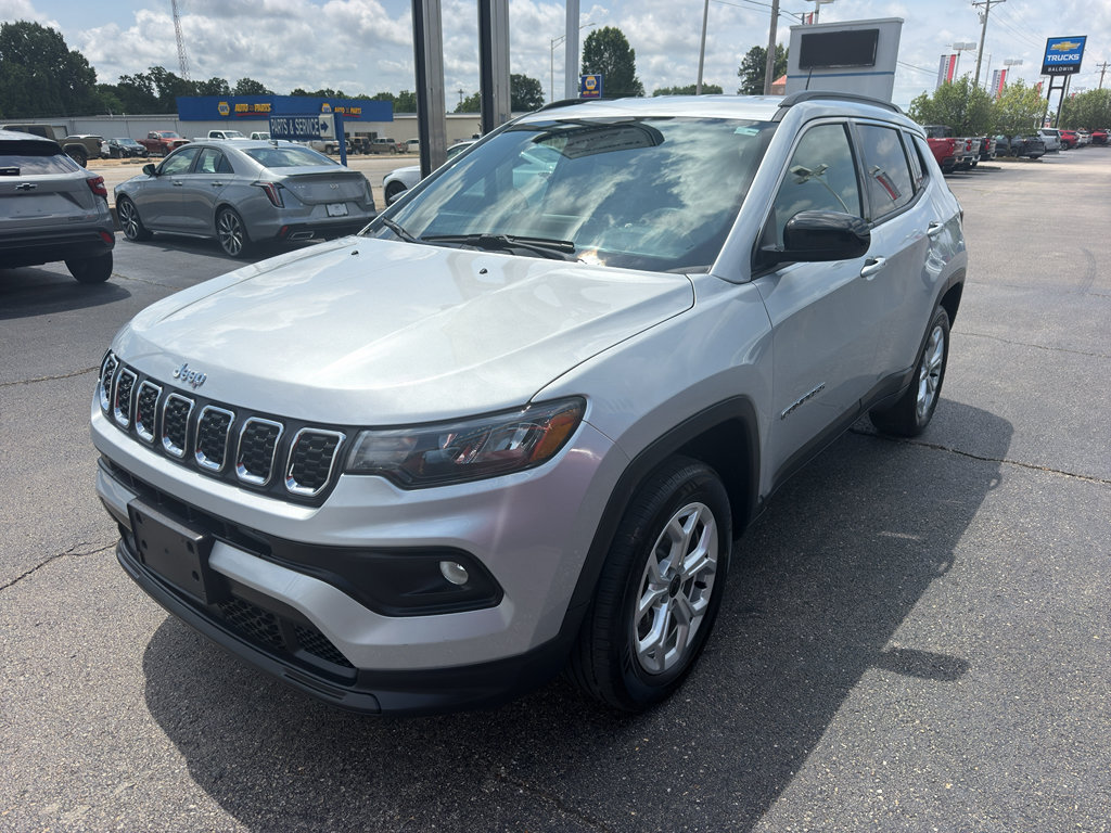 Used 2025 Jeep Compass Latitude w/ Convenience Group AWD/4WD image 3