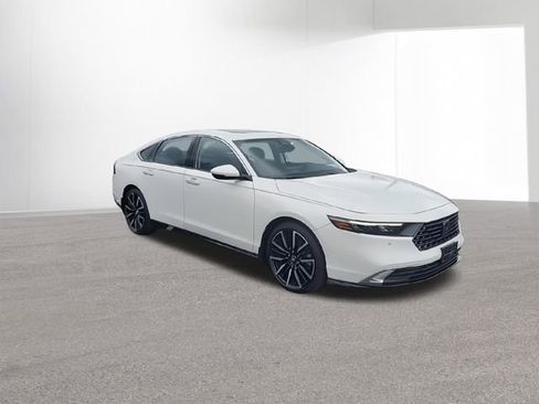 Used 2023 Honda Accord Touring image 2