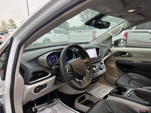 Used 2023 Chrysler Pacifica Touring-L FWD image 6