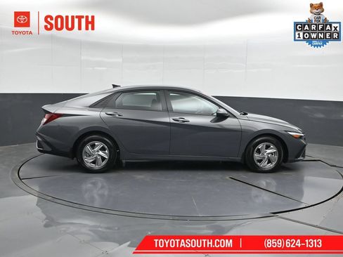 Used 2025 Hyundai Elantra SE FWD image 3