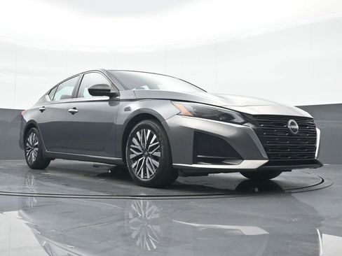 Used 2024 Nissan Altima 2.5 SV image 24