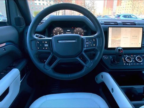 Used 2025 Land Rover Defender 110 X-Dynamic SE image 5