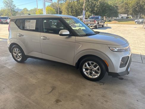 Used 2020 Kia Soul S image 3