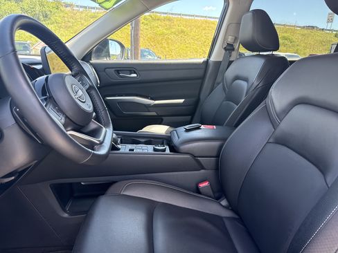 Used 2025 Nissan Pathfinder SL AWD/4WD image 12