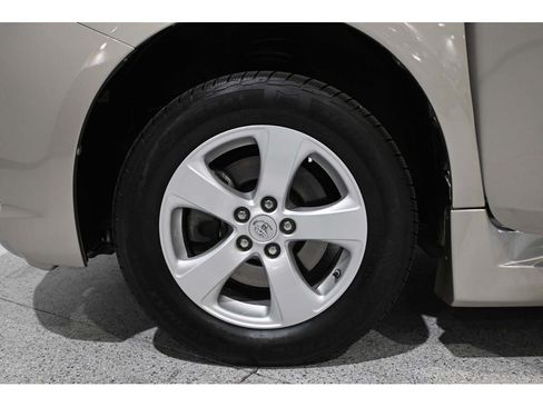 Used 2015 Toyota Sienna LE FWD image 12